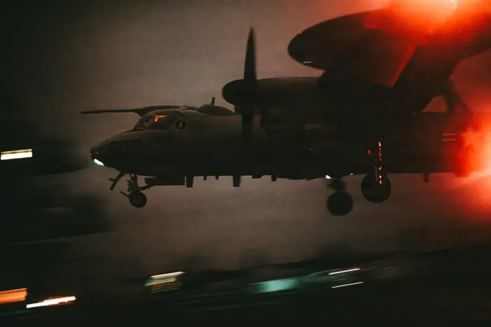 USS George Washington'a E-2D Hawkeye inişi: Umman Denizi'nde ABD'nin 'gözü' devrede görseli