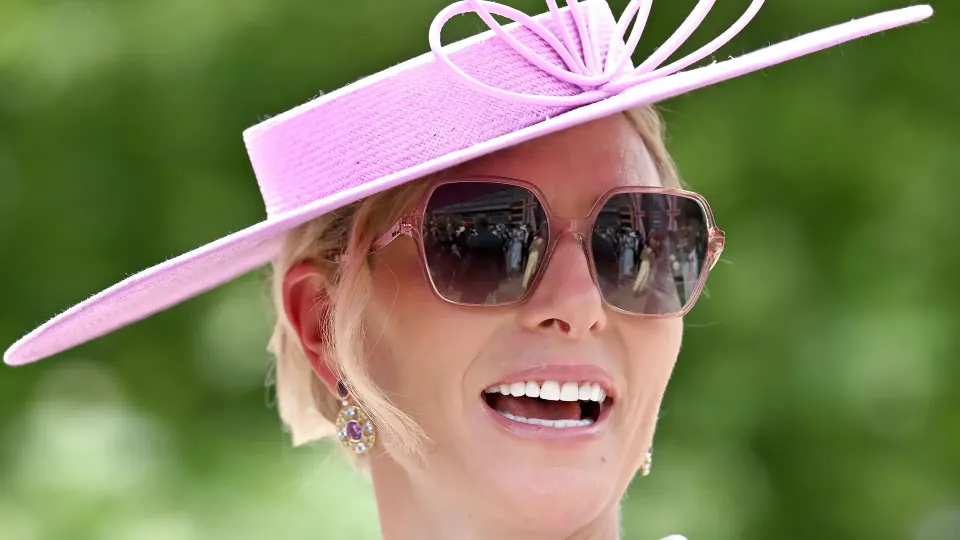 Zara Tindall Royal Ascot'ta Geleneksel Şıklığı Modern Dokunuşlarla Yansıttı görseli