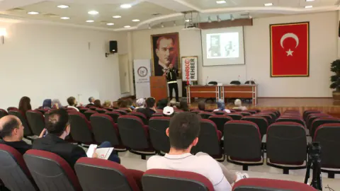 Kütahya'da polis eczacılarla buluştu: "En iyi narkotik polisi anne" projesi anlatıldı Kütahya'da polis eczacılarla buluştu: "En iyi narkotik polisi anne" projesi anlatıldı