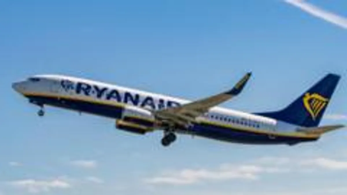 Ryanair Uçağında Korku Dolu Anlar: Havada Pencere Çıktı, Yolcu Bacaklarından Tutularak Kurtarıldı Ryanair Uçağında Korku Dolu Anlar: Havada Pencere Çıktı, Yolcu Bacaklarından Tutularak Kurtarıldı