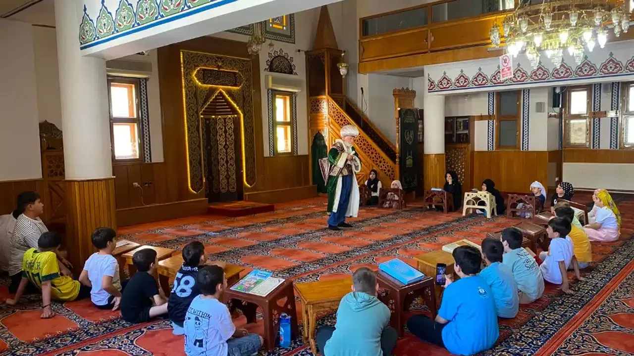 Çanakkale'de Yaz Kur'an Kursu Öğrencilerine Nasreddin Hoca Şenliği Sürprizi Çanakkale'de Yaz Kur'an Kursu Öğrencilerine Nasreddin Hoca Şenliği Sürprizi
