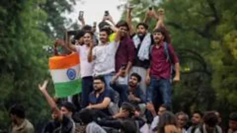 Hindistan'da Eğitim Bakanı İstifası Sonrası Hamamböceği Protestoları Bitti