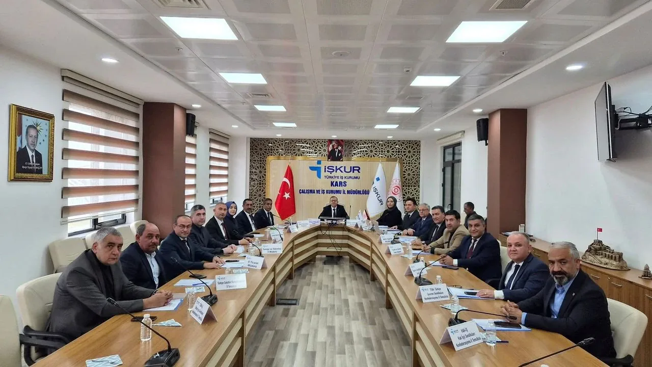 Kars'ta istihdam stratejisi masaya yatırıldı: Valiliği liderliğinde kurullar birleşti Kars'ta istihdam stratejisi masaya yatırıldı: Valiliği liderliğinde kurullar birleşti