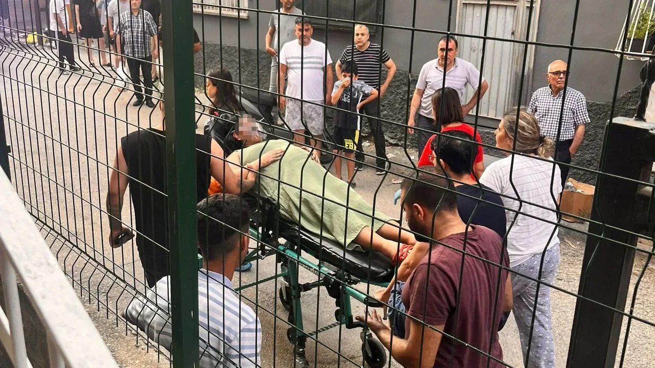 Adana'da Korkutan Ev Yangını: Hamile Anne ve Oğlu Mucizevi Şekilde Kurtarıldı Adana'da Korkutan Ev Yangını: Hamile Anne ve Oğlu Mucizevi Şekilde Kurtarıldı