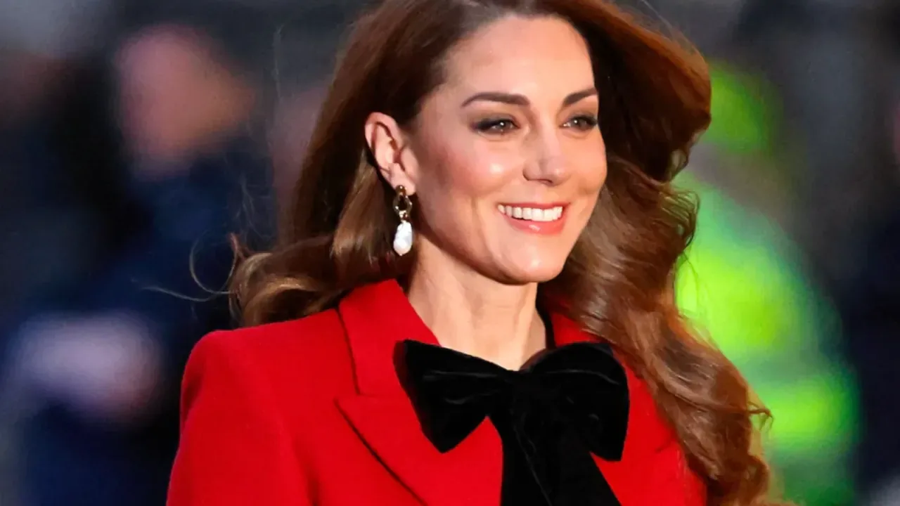 Kate Middleton Wimbledon'da Göz Kamaştıran Kırmızı Elbisesiyle Geri Döndü Kate Middleton Wimbledon'da Göz Kamaştıran Kırmızı Elbisesiyle Geri Döndü