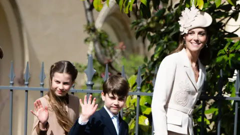 Prenses Kate, Çocukları Charlotte ve Louis ile Sürpriz Gezide Görüldü