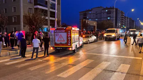 Yavuz Sultan Selim Caddesi'nde feci kaza: Otomobil site bahçesine devrildi