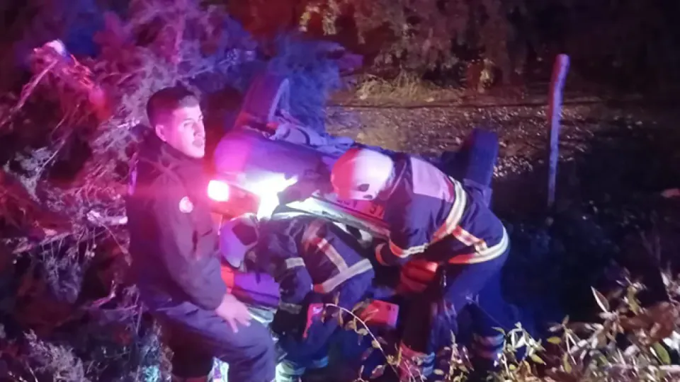 Adıyaman Kahta'da otomobil şarampole yuvarlandı: 3 yaralı görseli
