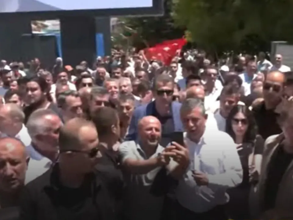 Özgür Özel'den Niğde'de Erdoğan'a Sert Meydan Okuma: 'İkinci Kez Yarışalım' görseli