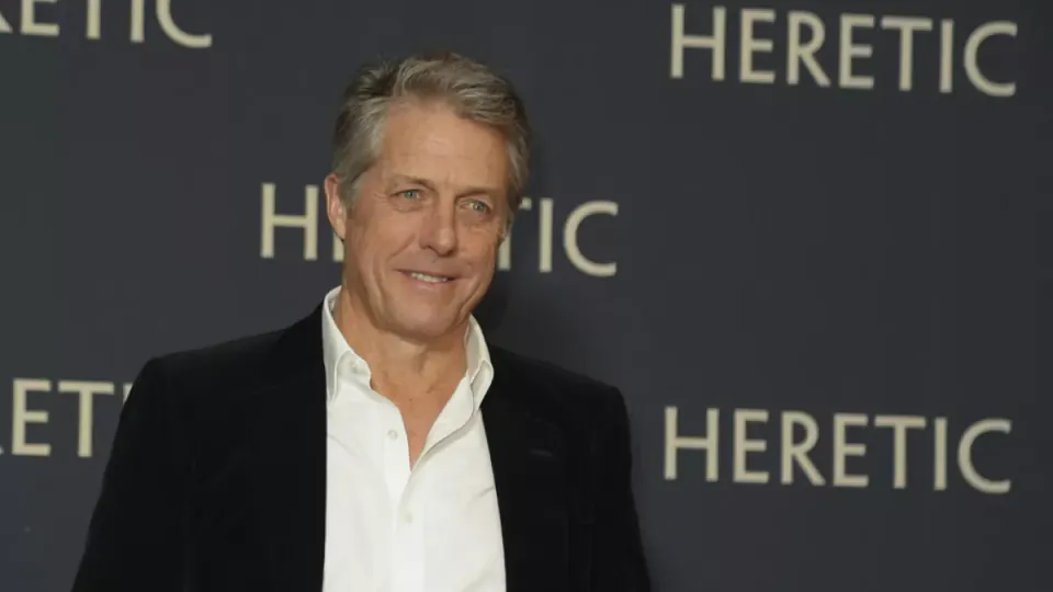 Hugh Grant'ın Radikal Dönüşümü: Romantik Komedi İkonundan Korku ve İnanç Temalı Rollerine görseli