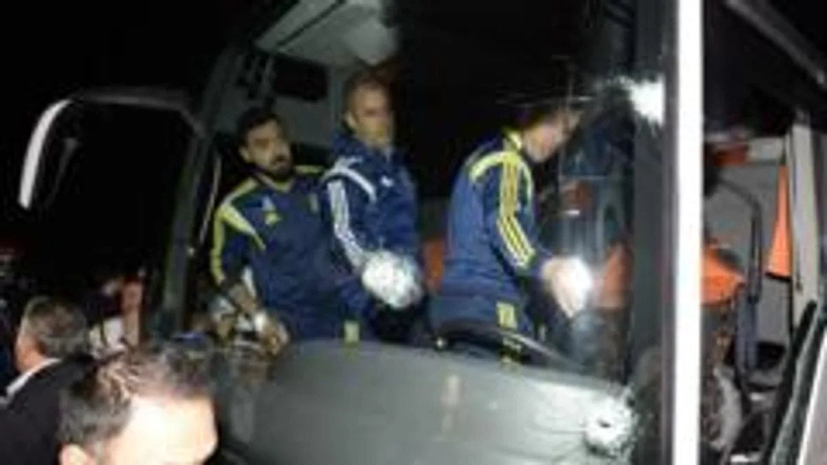 Fenerbahçe Otobüsüne Silahlı Saldırı Dosyasında Yeni Gelişme: 5 Gözaltı Fenerbahçe Otobüsüne Silahlı Saldırı Dosyasında Yeni Gelişme: 5 Gözaltı