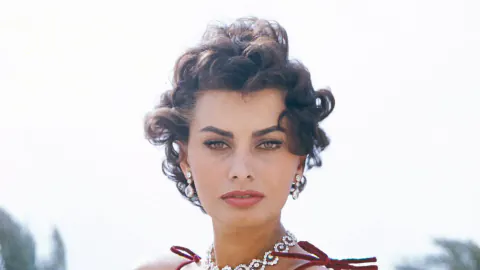 Sophia Loren 92 yaşında: Sinema tarihinin efsanevi ikonu ve tanınmazlık derecesindeki gençlik fotoğrafları