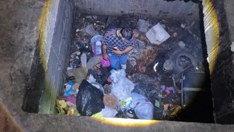 Antalya'da metruk binaya giren genç 4 metrelik kuyuya düştü