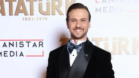 Aras Bulut İynemli'ye Yeni Proje Teklifi: İyilik Öğretmeni Başrolü İçin Görüşmeler Sürüyor