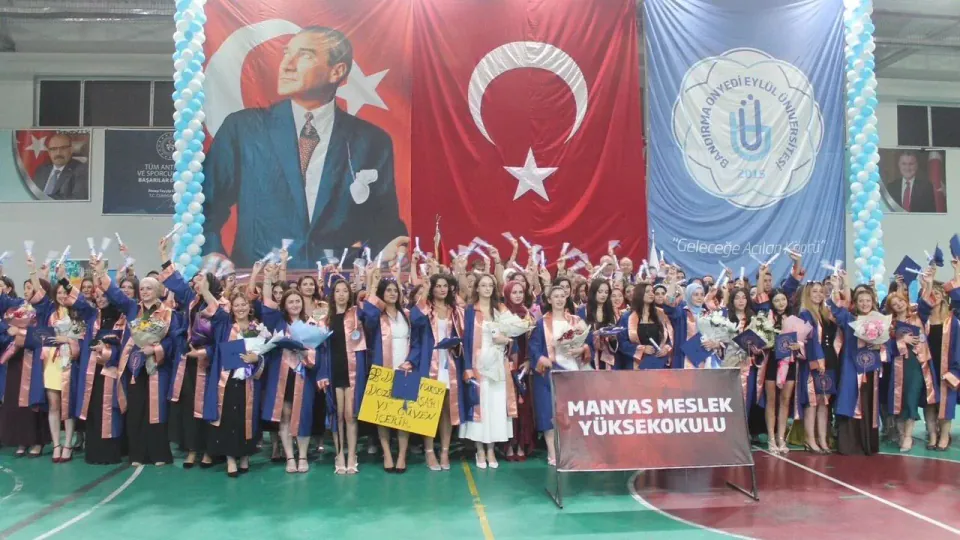 Manyas MYO'da 11. Dönem Mezuniyet Heyecanı: Kepler Havaya Kalktı görseli