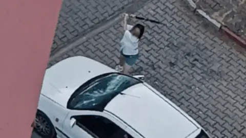 Bolu'da park halindeki otomobili hedef alan kadın dehşeti kamerada