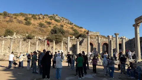 İzmir'de İşitme Engelli Öğrenciler 'Ellerin Dilinden Öyküler' Projesiyle Tarihe Dokundu