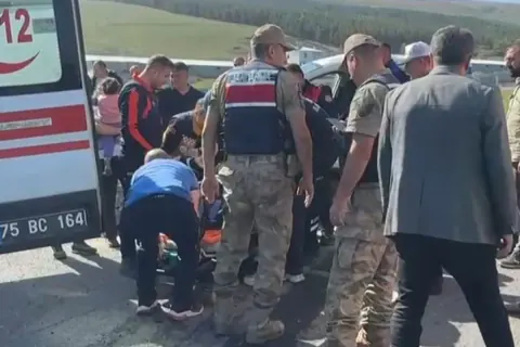 Ardahan-Göle yolunda pikap-otomobil çarpışması: 3 yaralı, 1 sıkışık itfaiye ile kurtarıldı