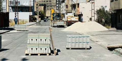 Yüksekova'da asfaltı biten caddeye kaldırım yenilemesi: Engelsiz yaşam standardı hedefleniyor