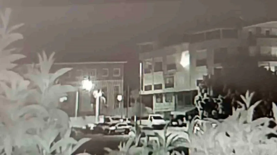 Antalya'da Çocukların Balkon Oyunu Felakete Yol Açtı: Mobilya Atölyesi Küle Döndü görseli