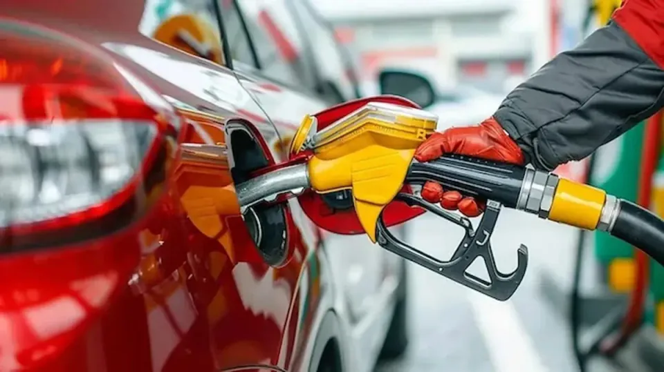 Motorine litre başına 4,09 TL indirim: İstanbul ve Ankara'da 100 TL altına düştü görseli