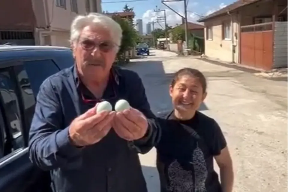 Erdal Özyağcılar Bursa'da Yol Tarifi Alırken Mavi Yumurta Hediyesi Aldı görseli