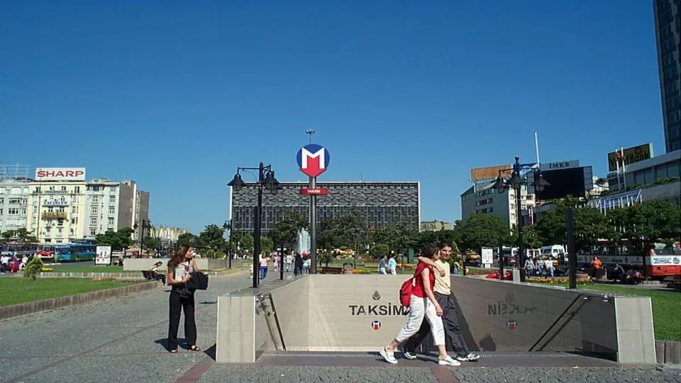 İstanbul'da Ulaşım Alarmı: Taksim ve Şişhane Metro İstasyonları Kapalı görseli