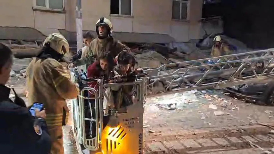 İstanbul Maltepe'de 6 Katlı Bina Çöktü: Kurtarma Ekipleri Bölgede görseli
