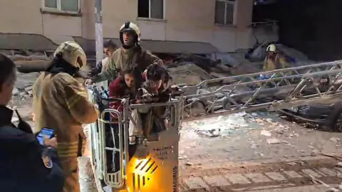 İstanbul Maltepe'de 6 Katlı Bina Çöktü: Kurtarma Ekipleri Bölgede