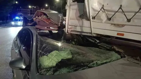 Amasya'da park kamyonete çarpan otomobil hurdaya döndü: 1 yaralı