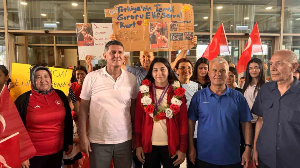 Adana'nın Gururu Elif Şevval Kurt'tan Şampiyon Ziyareti görseli