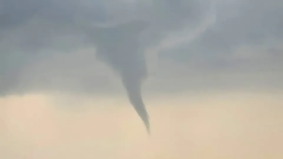 Almanya'da Tornado Dehşeti: Glückstadt'ta Onlarca Bina Hasar Gördü görseli