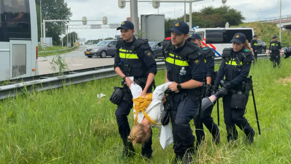 Holland'da A12 Otoyolu Gerginliği: İklim Aktivistleri ve Çiftçiler Karşı Karşıya görseli
