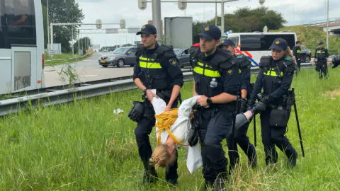 Holland'da A12 Otoyolu Gerginliği: İklim Aktivistleri ve Çiftçiler Karşı Karşıya