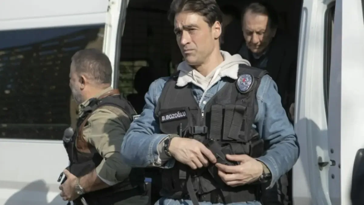 Arka Sokaklar setinde sürpriz aşk: Sarp Levendoğlu ve Felicia Sağnak ilişkisini ilan etti Arka Sokaklar setinde sürpriz aşk: Sarp Levendoğlu ve Felicia Sağnak ilişkisini ilan etti