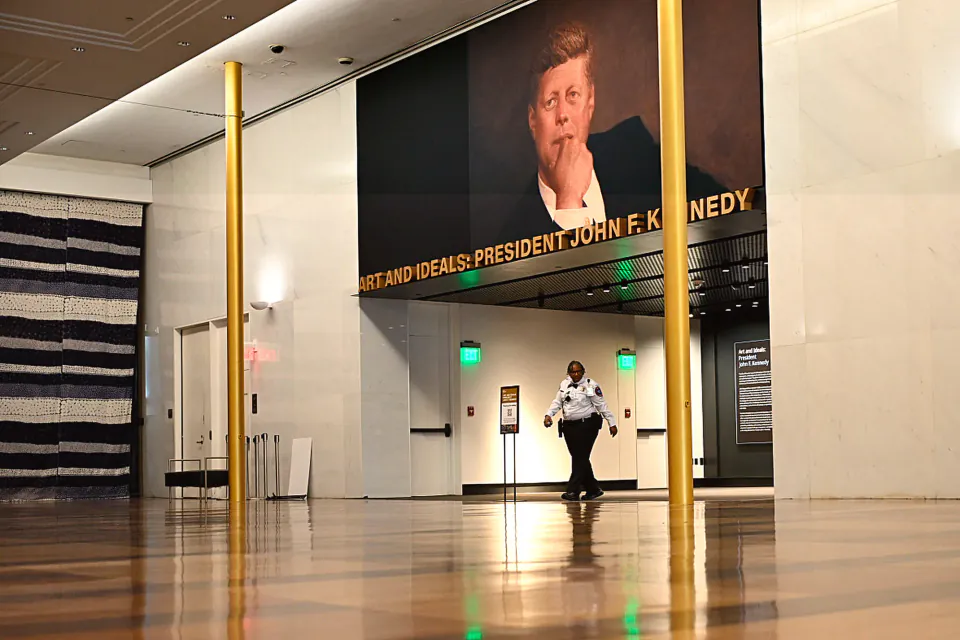 Kennedy Center'daki Gizemli Brandalar: Restorasyon mu, Siyasi Gerginlik mi? görseli
