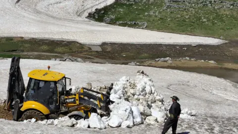 Şırnak Uludere'de Haziran'da Kar Mesaisi: Yayla Yolları Açılıyor