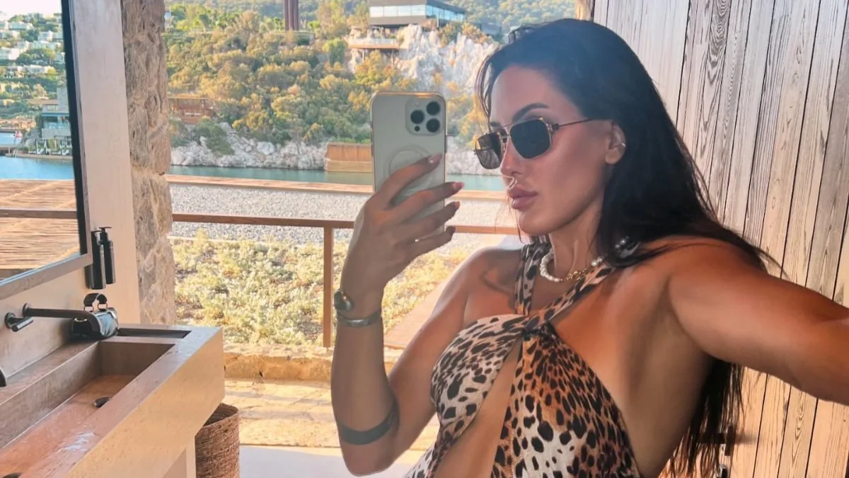 Sahra Işık'tan Şok Boşanma Kararı: 7 Yıllık Evlilik Sona Erdi Sahra Işık'tan Şok Boşanma Kararı: 7 Yıllık Evlilik Sona Erdi