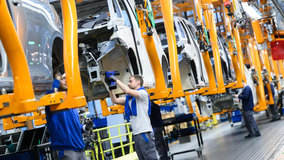 VW 13 haustarif sözleşmesinin 10'unu feshetti: IG Metall 'kaba faul' dedi görseli