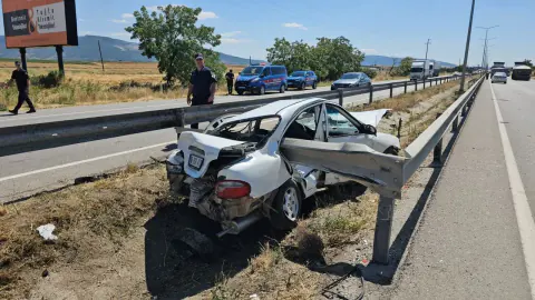 Çorum-Ankara Karayolu'nda Korkutan Kaza: Otomobil Çelik Bariyerlere Saplandı