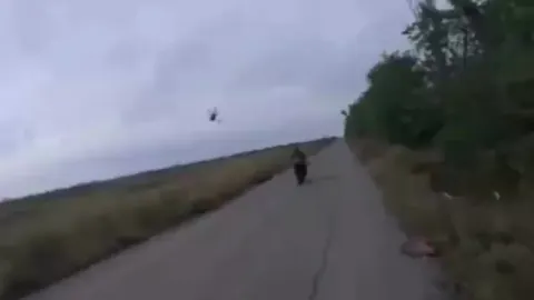 Rus motosiklet birliği FPV dronu hedef aldı: Drone isabet etti ama patlamadı