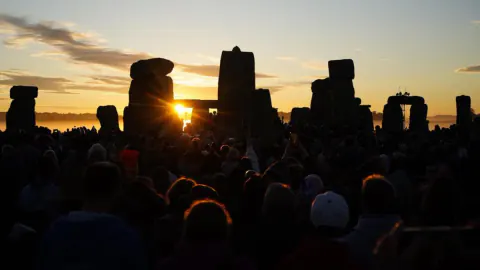 Birleşik Krallık'ta Yaz Gündönümü Coşkusu: Binlerce Kişi Stonehenge'de Buluştu