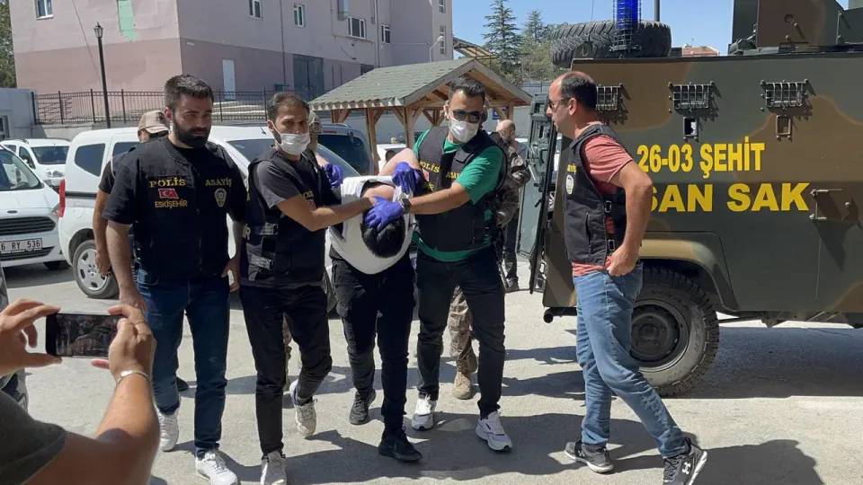 Eskişehir'de canlı yayınla dehşet saçan Arda Küçükyetim cezaevinde öldü görseli