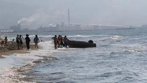 Samsun'da Alabora Olan Teknede 3 Kişi Kurtarıldı, 3 Aile Üyesi Kayıp Samsun'da Alabora Olan Teknede 3 Kişi Kurtarıldı, 3 Aile Üyesi Kayıp