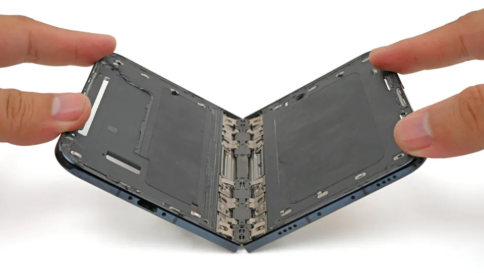 Apple'ın katlanabilir iPhone Duo'sunda ekran çatlak sorunu: iFixit teardown açıkladı görseli