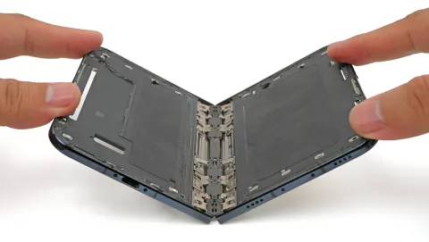Apple'ın katlanabilir iPhone Duo'sunda ekran çatlak sorunu: iFixit teardown açıkladı