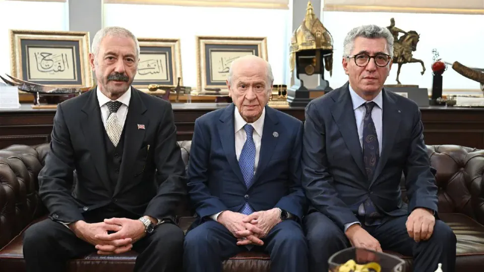 Bahçeli'nin arabuluculuğuyla Sarallar ve Şahinler aileleri 30 yıllık kan davasını bitirdi: 'Tarihi kucaklaşma' görseli