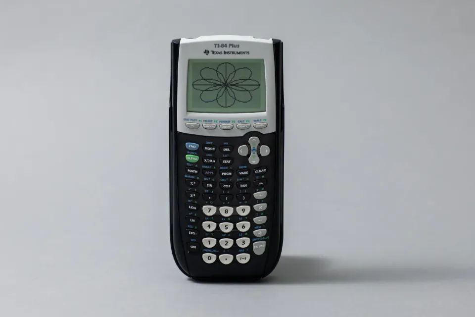 Texas Instruments'ın grafik hesap makinesi monopolü: Okul çantalarının vazgeçilmezi nasıl bir pazar hakimiyetine dönüştü? görseli