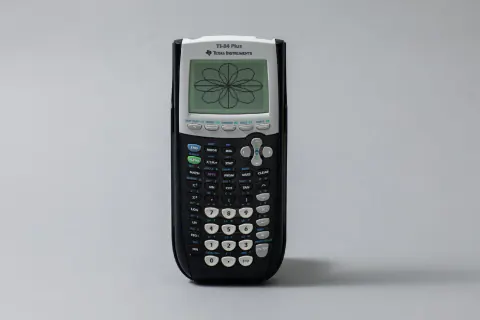 Texas Instruments'ın grafik hesap makinesi monopolü: Okul çantalarının vazgeçilmezi nasıl bir pazar hakimiyetine dönüştü?