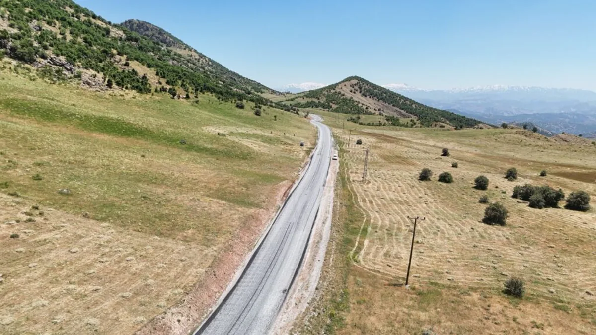 Siirt'te Pervari Köy Yolu Tamamlandı: Ulaşım Sü 1 Saat Kısalacak Siirt'te Pervari Köy Yolu Tamamlandı: Ulaşım Sü 1 Saat Kısalacak